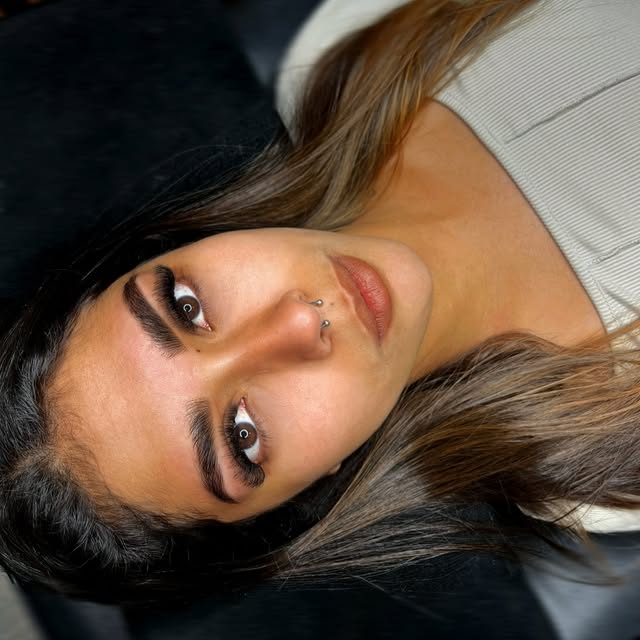 Cliente com design de sobrancelhas realizado no Daniela Studio